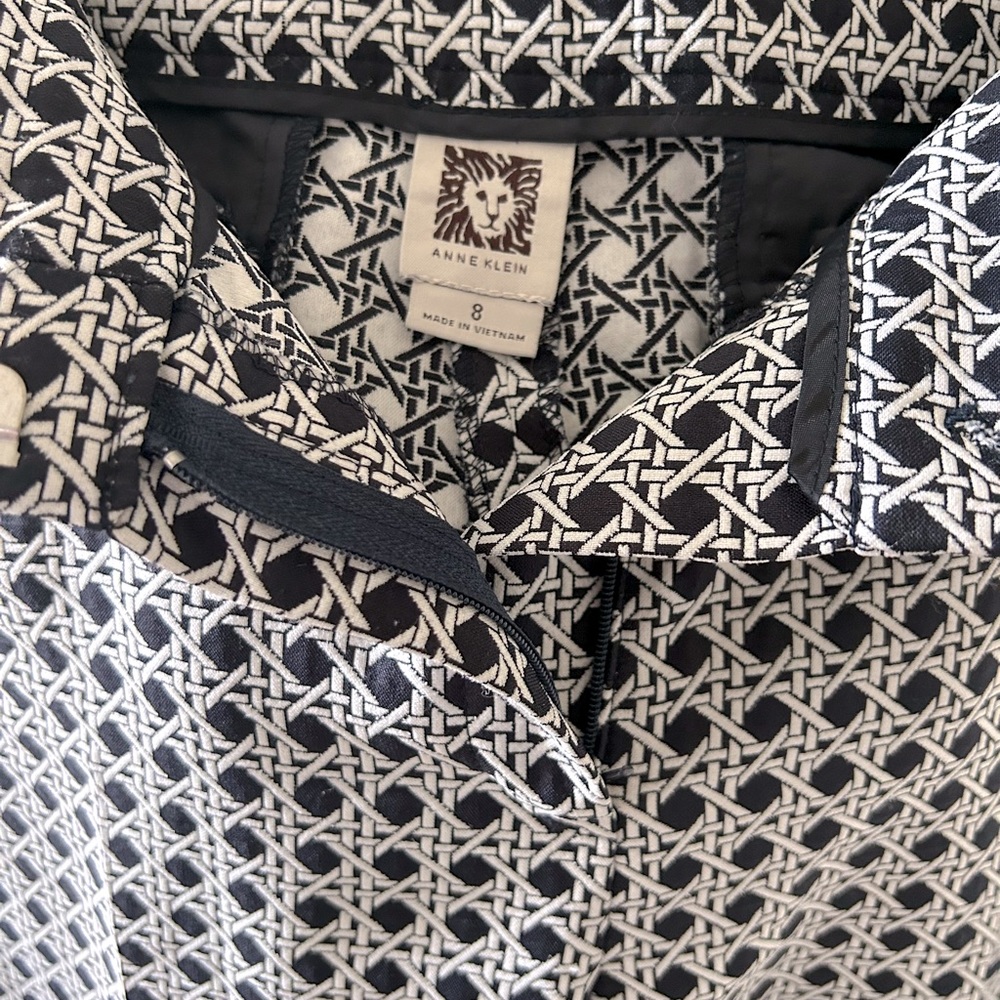 Anne Klein navy and off white cropped dress pants